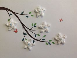 5 Stück Blumen gehäkelt mit Perlen (uncinetto, chrochet 921