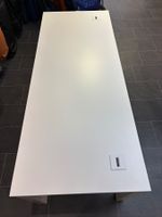 Bürotisch weiss mit Kabeldurchlässen und Kabelkanal