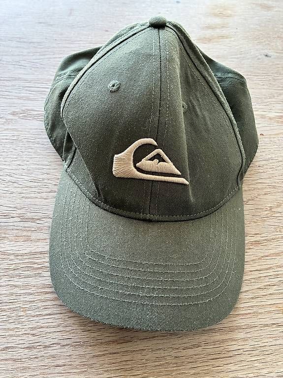 Copricapi, berretti & cappellini: 2 Caps. Decathlon und Quiksilver – Usato da Zürich venduto da uts_789v 1