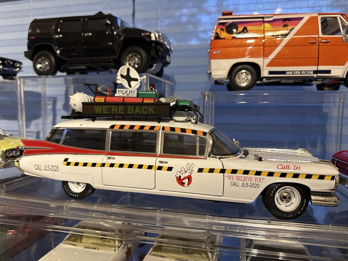 Hot Wheels Modellini d'auto: Hot Wheels Elite Ghostbusters Ecto 1A  1:18 – Usato da Basel venduto da Zomeg