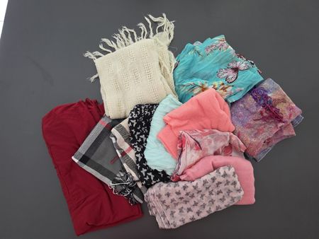12 Schals Damen verschiedene Muster und Farben guter Zustand