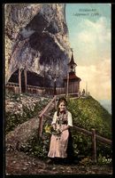 Aescher, junge Dame vor dem Wildkirchli