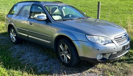 Subaru Outback Kombi grau mit Glasschaden gebraucht