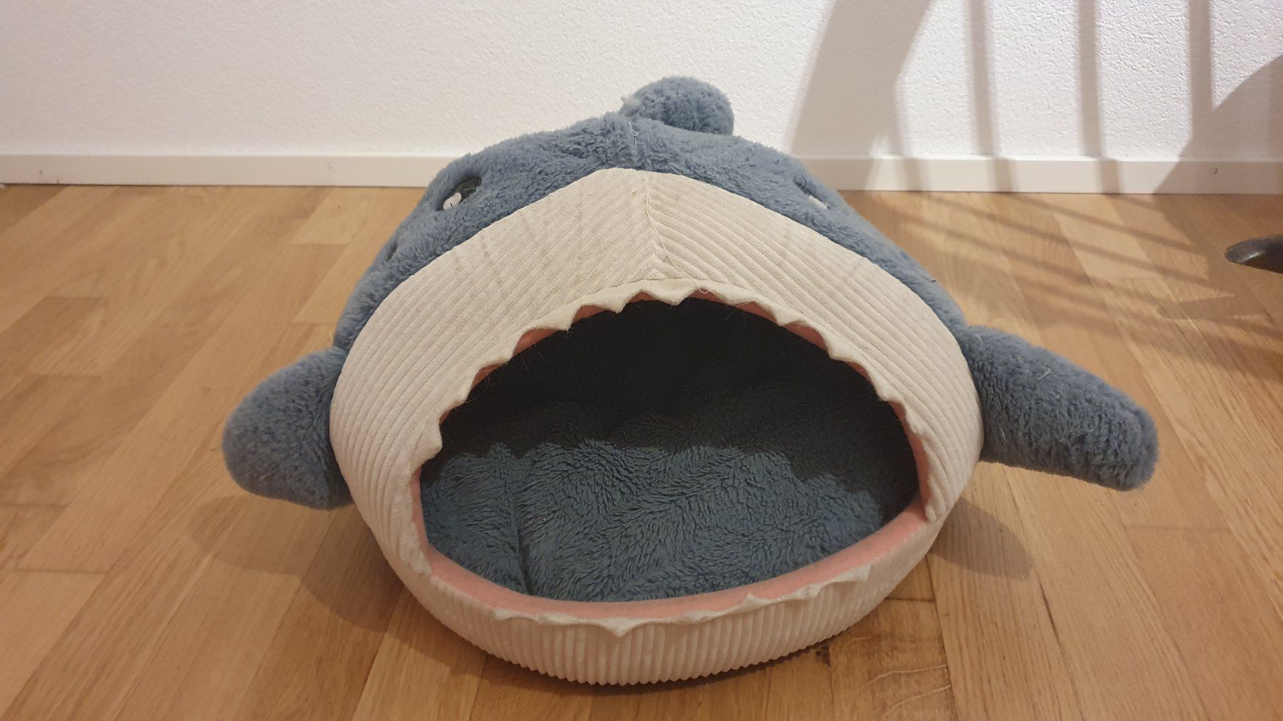 Cucce & Letti: Katzenbett - Katzenhöhle in Haifisch Form – Usato da Bitsch venduto da cka_6hff