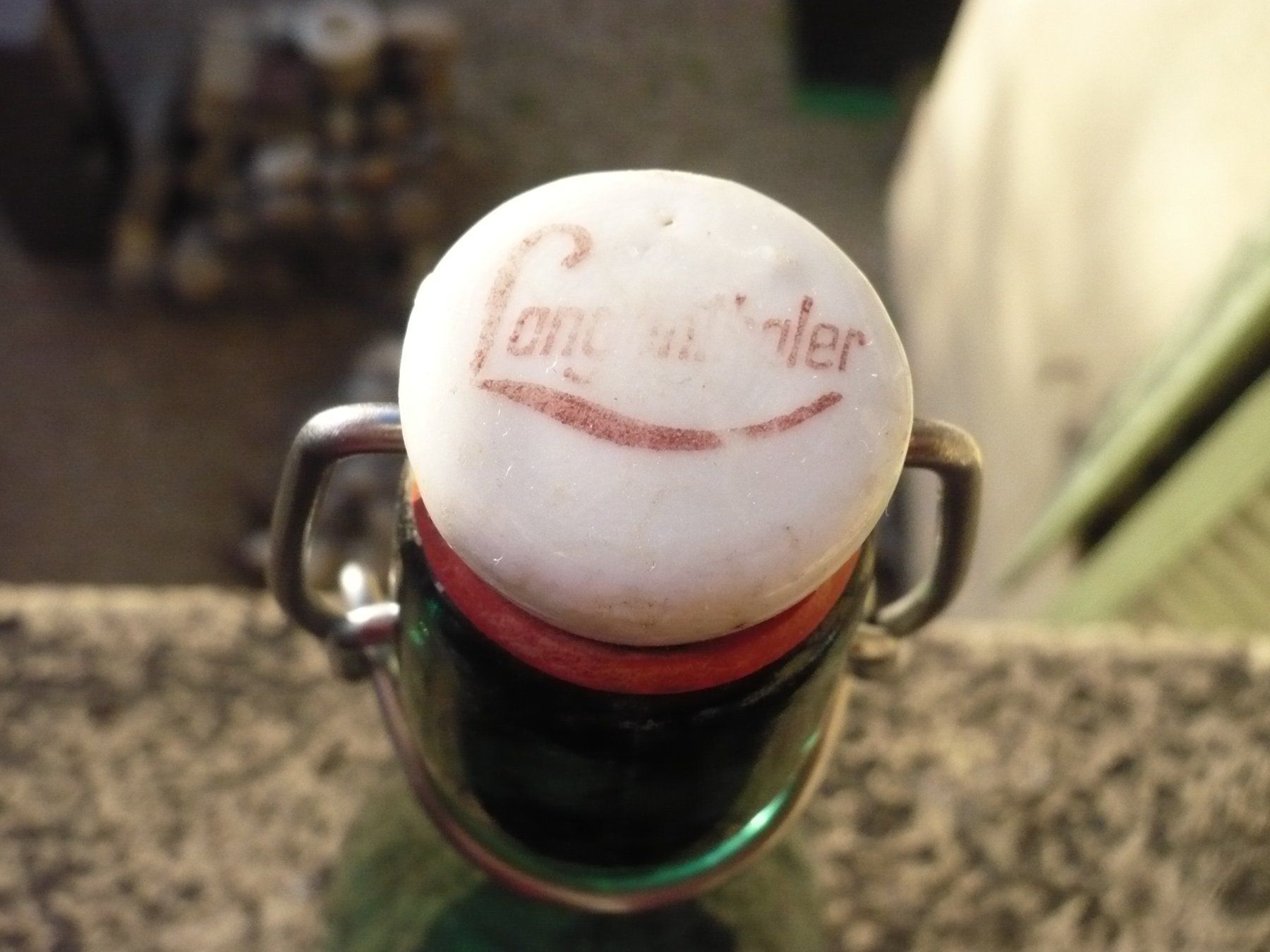 Bicchieri, Caraffe & Bottiglie: Bierflasche Langenthaler Lagerbier mit Einbrand und Relief – Usato da Biberist venduto da Urmel 2