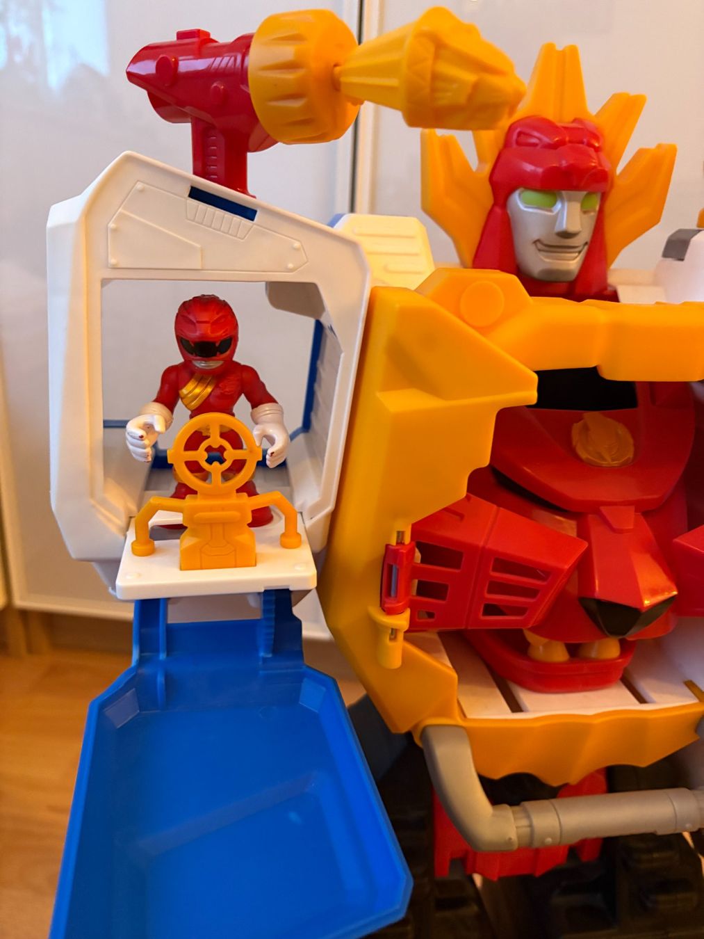 Spielzeuge: Megazord mit Mini Ranger, macht Geräusche – Gebraucht aus Wetzikon ZH von Chrysalia 5