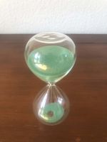 Grand sablier en verre avec sable vert bon état général