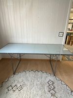 Tisch mit satinierter Glasplatte, Metallgestell silbrig