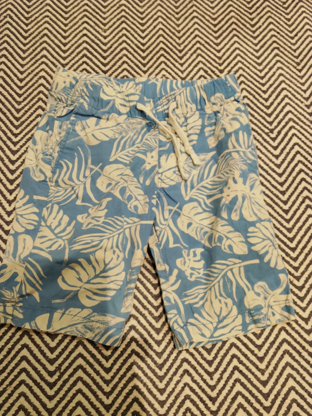 H&M Pantaloni: Kinder Shorts H&M Grösse 122 Blumenmuster blauer – Usato da Bellikon venduto da MellonCollieMitTwint