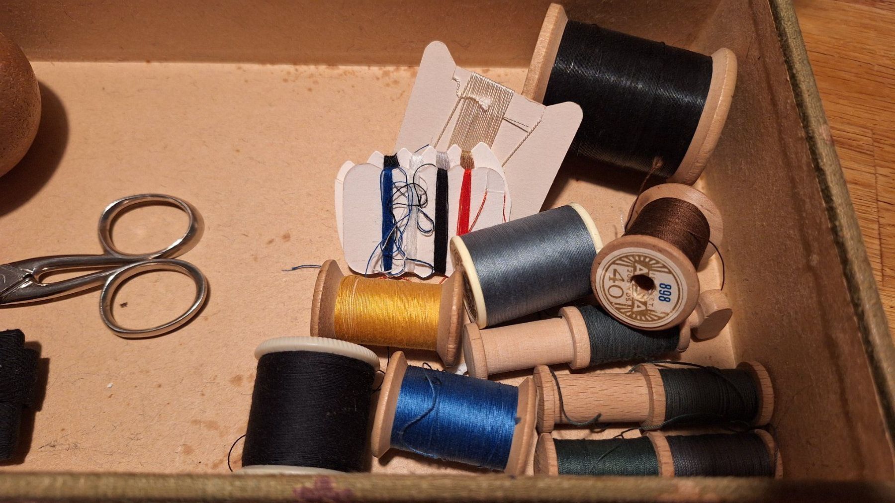 Altro in Bricolage: alte Kartonage  Nähschatulle mit Inhalt – Usato da Dornach venduto da majo8689 5
