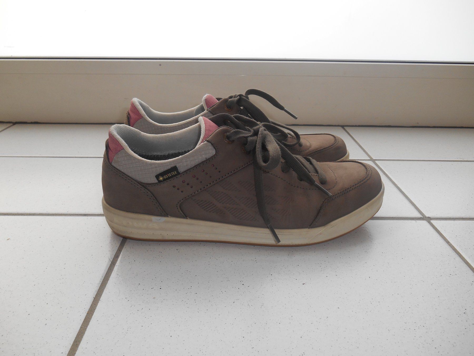 Lowa Chaussures femmes: Lowa Oakland GTX Wanderschuh Grösse 40 – D'occasion à Basel par chien008
