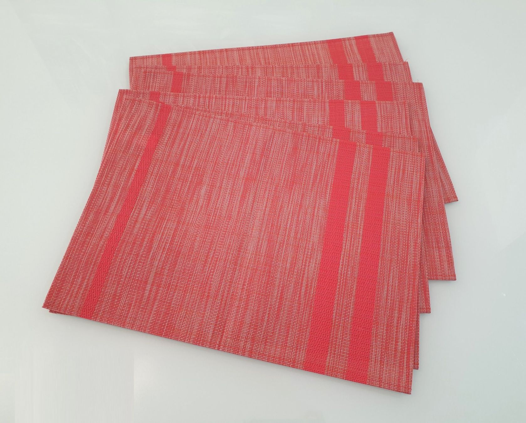Set di tavolo e panche: 6x Tischset / Tischunterlage rot 45x33 cm – Nuovo (secondo la descrizione) da Oetwil an der Limmat venduto da dhantal