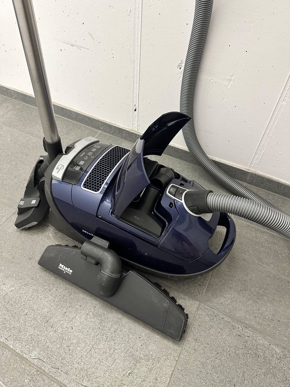 Miele Aspirateurs & Accessoires: Miele Senator Top Zustand – D'occasion à Bern par ocean93