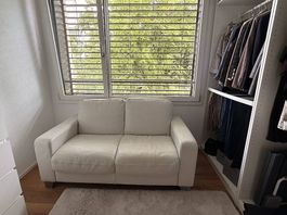 Weisses Ledersofa mit passendem Hocker 