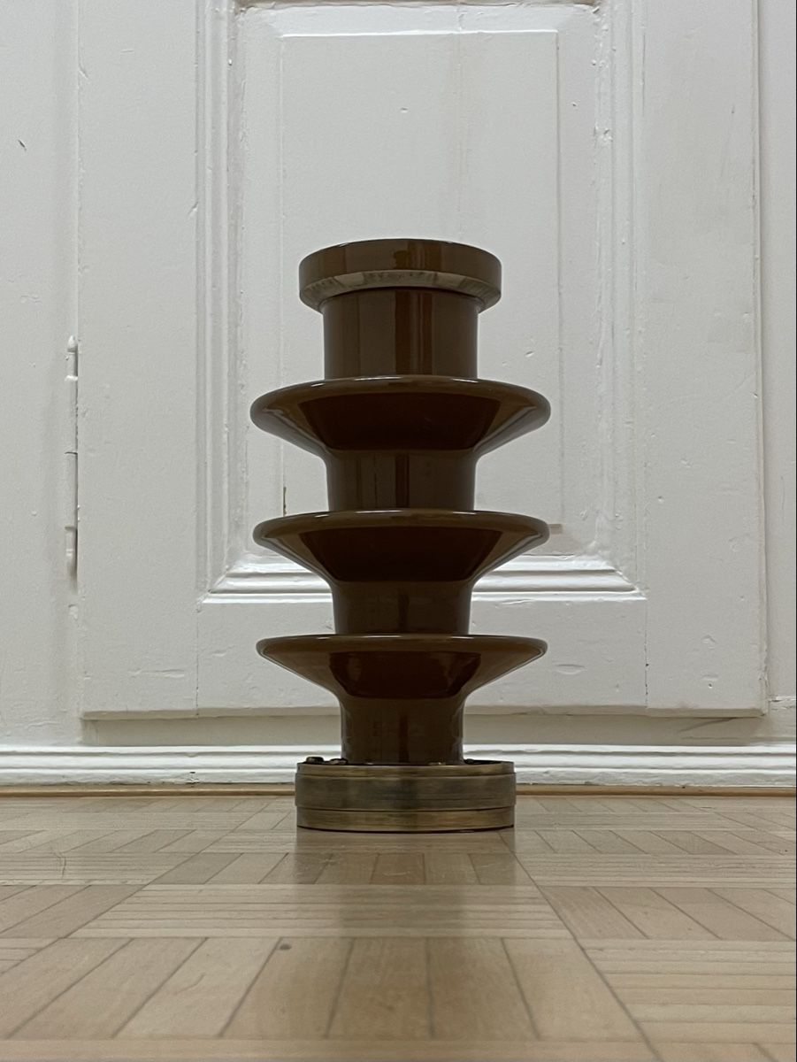 Sculture & Statue: Vintage Starkstrom Isolator auf Messing Sockel Kunst Objekt – Usato da Zürich venduto da Vintagewiesel