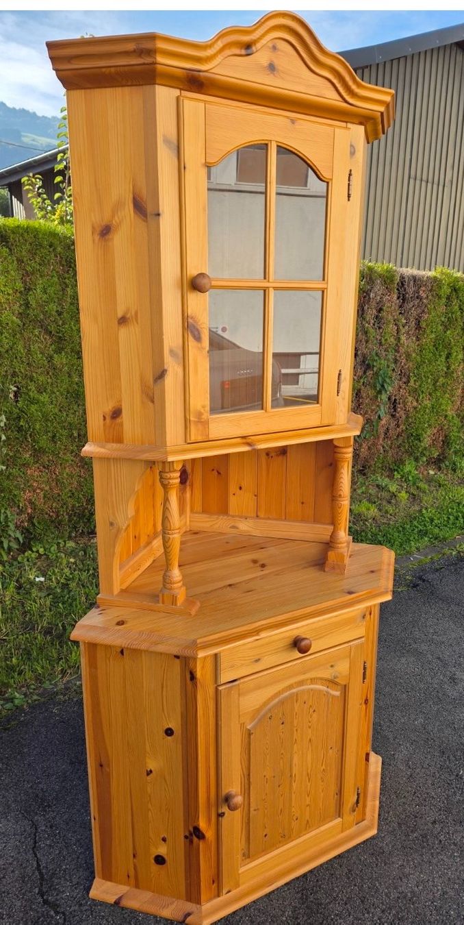 Armadi: Eckschrank aus massivem Kiefern Holz – Usato da Flums venduto da Flumsantik