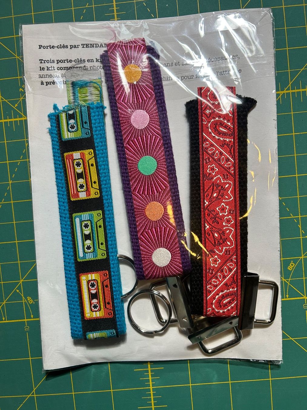 Kit bricolage: Kit pour réaliser 3 porte-clés avec des rubans – Nuovo e nell'imballaggio originale da Bouveret venduto da sev_qj7l 1