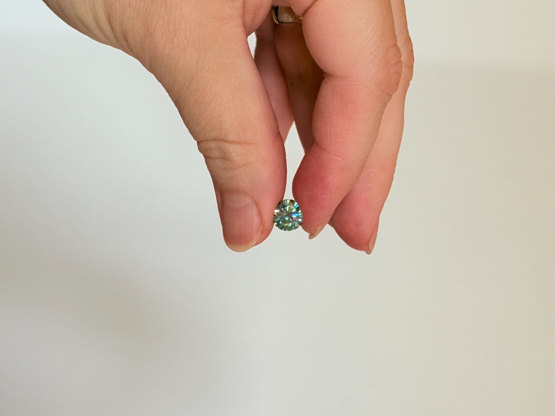Minerali & Pietre curative: 8mm 2 carats 1 pc Moissanite green – Nuovo e nell'imballaggio originale da Genève venduto da AWWA 5