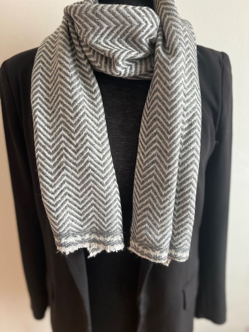 Foulards, Tücher & Schals: Écharpe douce chaude hiver 100% cachemire gris anthracite – Neu und originalverpackt aus Coffrane von Luxary_16 5