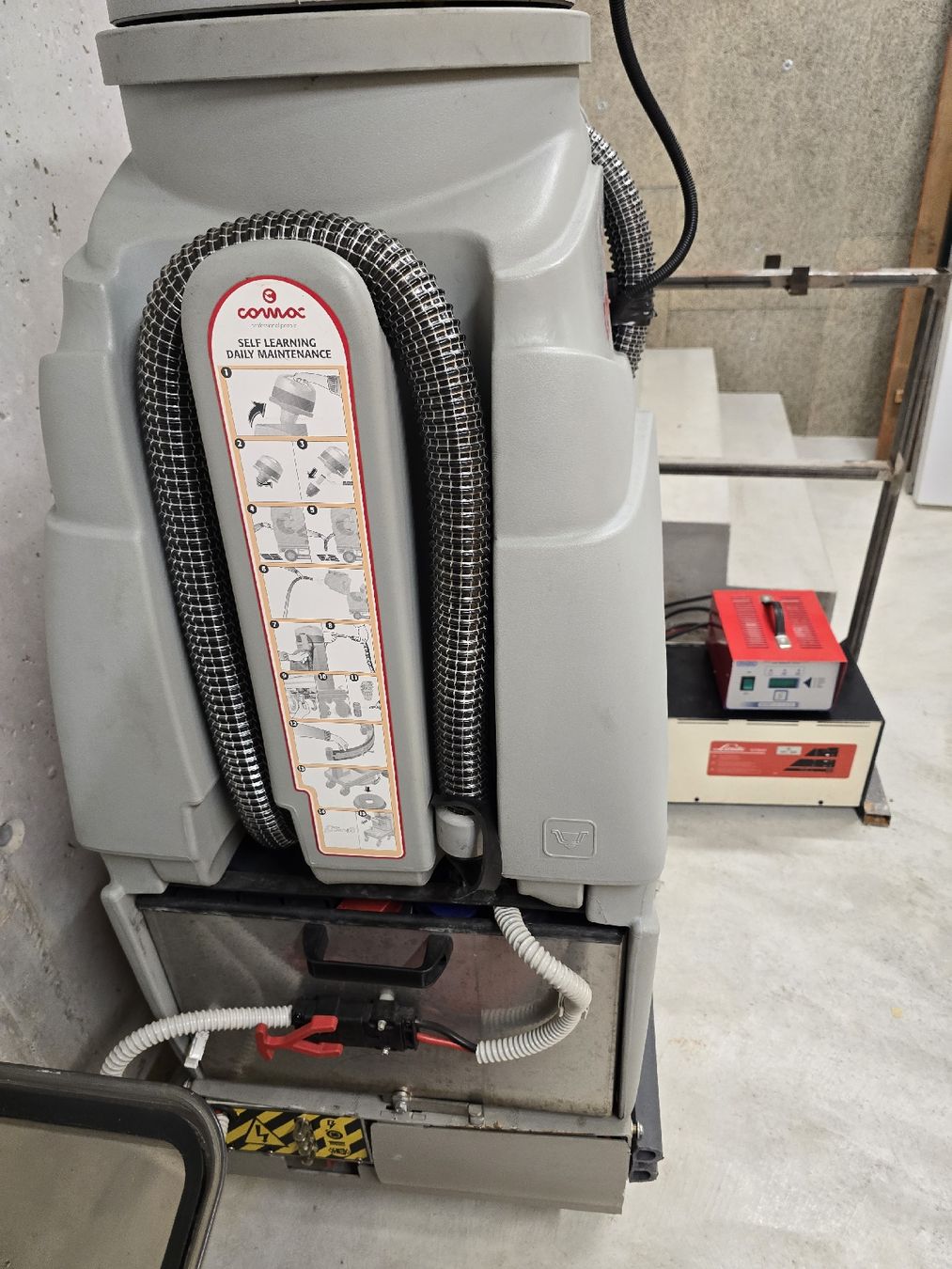 Tutte le macchine: Aufsitz Scheuersaugmaschine Comog C4 mit Akku + Ladestation – Usato da Zürich venduto da inf_q6bm 2