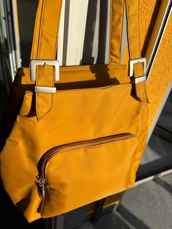 Tasche innen Reissverschluss und aussen, langer Riemen