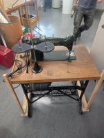 Antike Nähmaschine BERNINA 216 mit Tisch und Fusspedal
