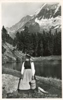 Lötschental  VS -  Sennerin / Tracht mit Milchbrente um 1943