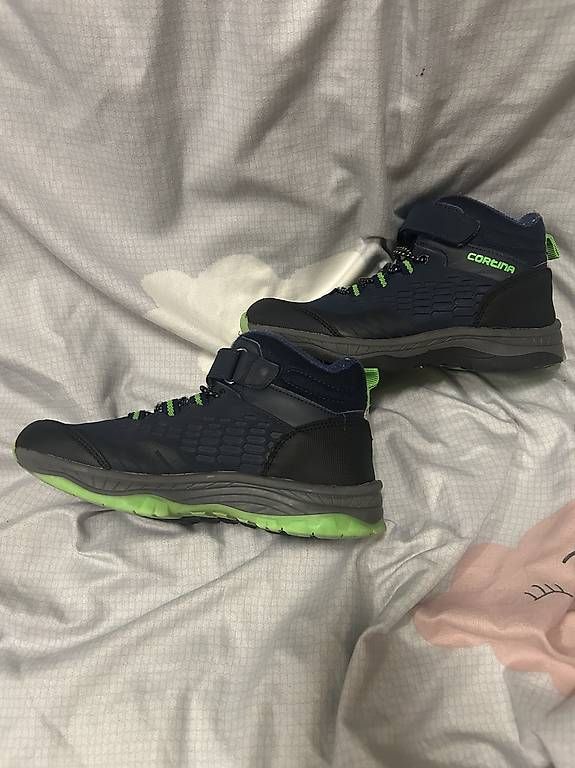 Scarpe per ragazzi: Scarponcini da trekking nr 32 – Usato da Balerna venduto da Mara.B. 2