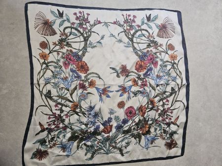 Foulard fleuri crème avec bordure marine