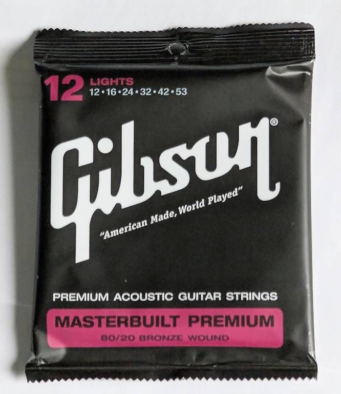 Gibson Strumenti musicali: Corde Gibson SAG-MB12 Masterbuilt Premium Light 12-53 – Nuovo e nell'imballaggio originale da Torny le Grand venduto da cla_w6np