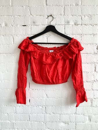 Rotes schulterfreies Crop-Oberteil von Linn Ahlborg x NA-KD