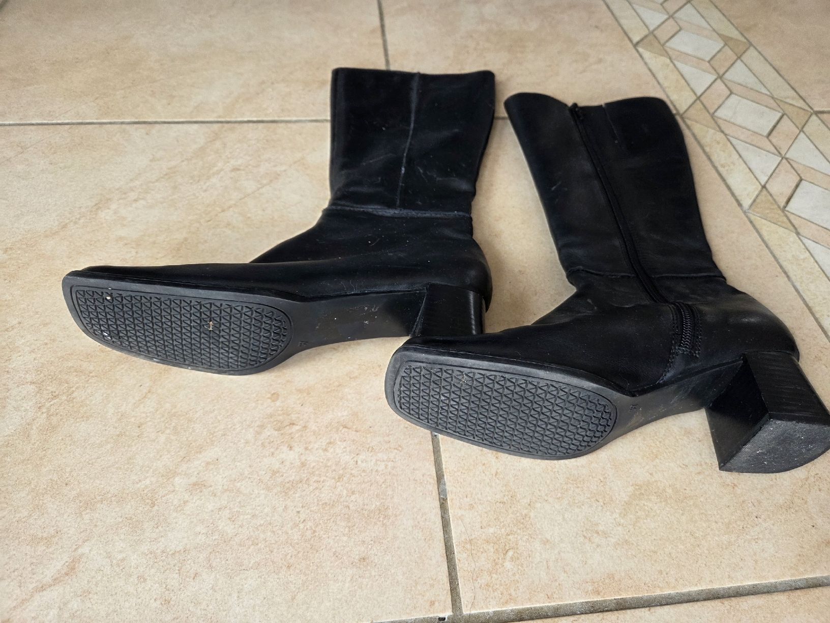 Scarpe da donna: Bottes noires aspect cuir - Gr. 39 – Usato da Courtelary venduto da Chauvesouris 1