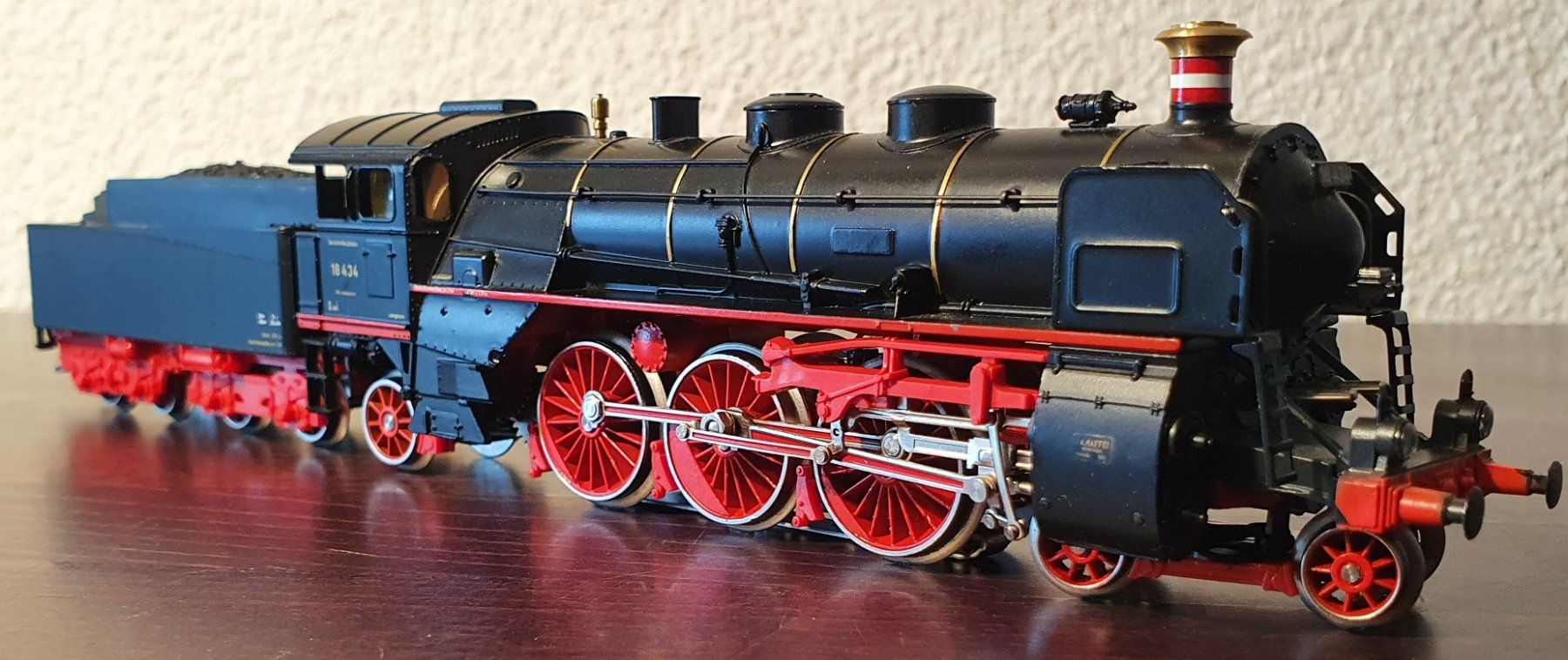 Märklin Modelleisenbahnen: MÄRKLIN:DB DAMPFLOK BR 18 MFX DIGITAL MIT RAUCHSATZ – Gebraucht aus Biglen von taunus82 4