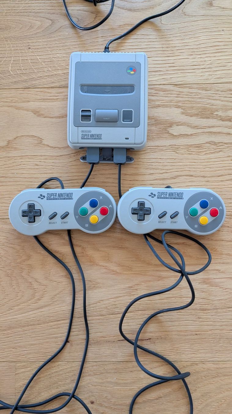 Nintendo Console: Nintendo Super Nintendo Classic Mini mit 2 Controllern – Usato da Widnau venduto da Mcdynamite
