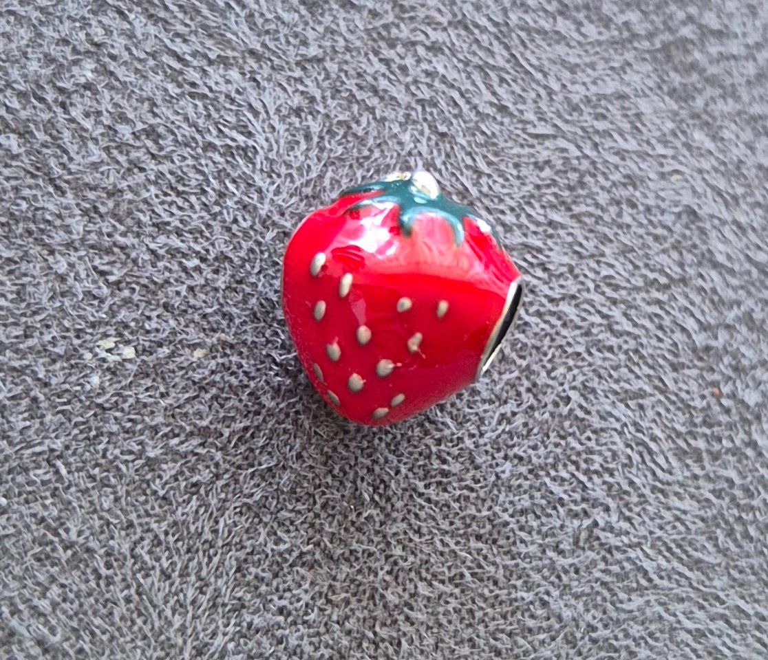 Ciondoli: Silber Charm Erdbeere +Garantie – Nuovo (secondo la descrizione) da Rotkreuz venduto da Carbone_Bijou-Shop