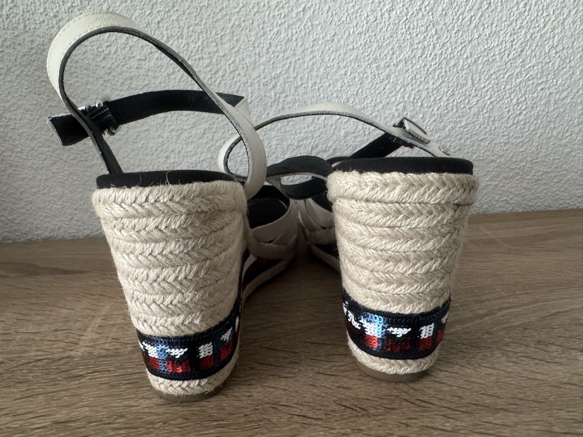 Tommy Hilfiger Damenschuhe: Sandales compensées Tommy Hilfiger, t.38.5 – Gebraucht aus Biel/Bienne von 2Cheesecake 3