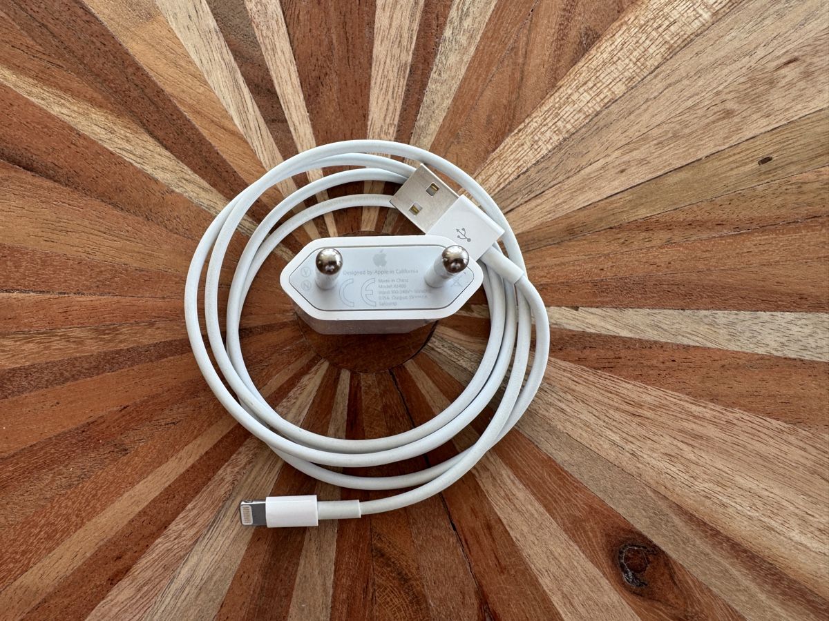 Apple Kabel: Lightning USB Ladekabel Ladegerät Data iPhone 11 12 13 14 – Gebraucht aus St. Gallen von hae_6rmh