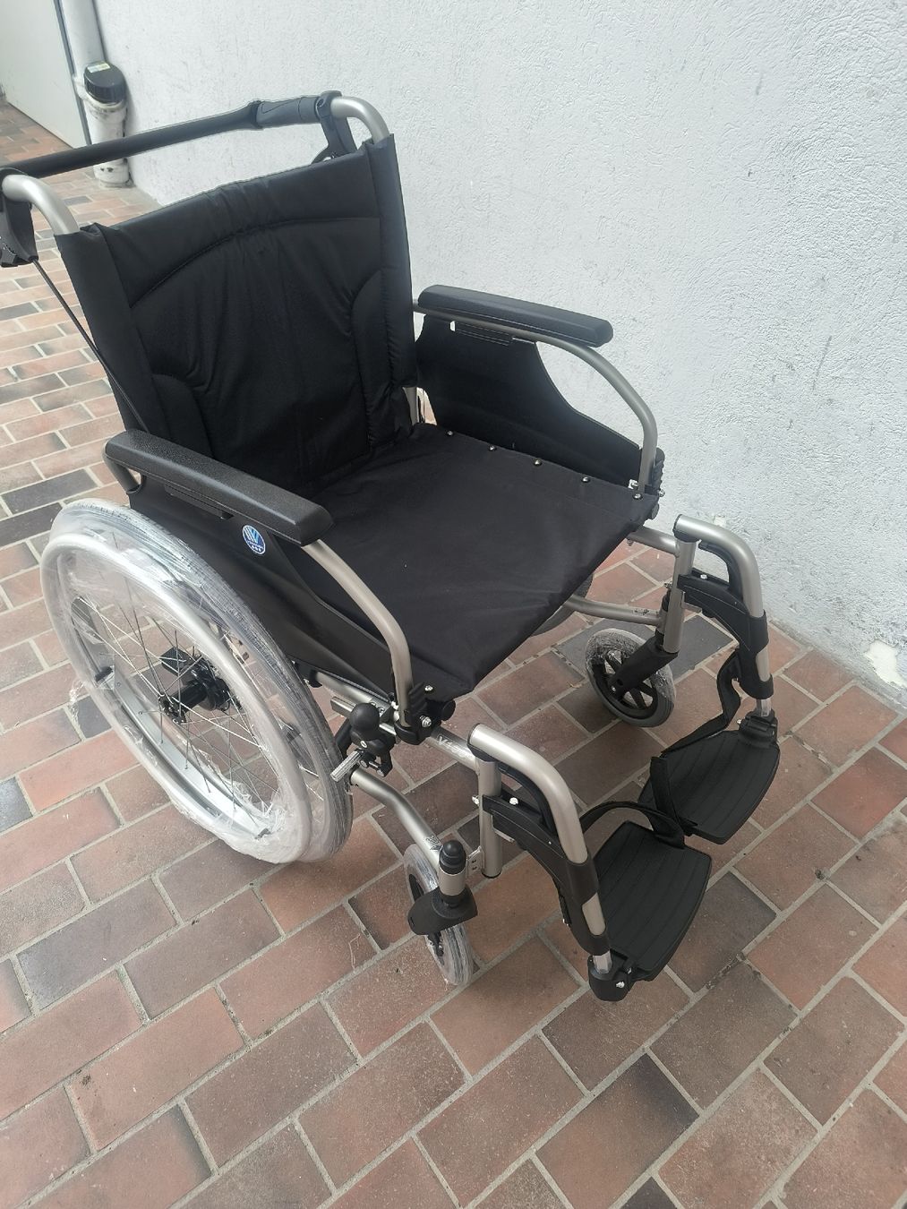Sedie a rotelle: Rollstuhl V100 Sitzbreite 50cm NEU – Nuovo (secondo la descrizione) da Allschwil venduto da BezoBezo 1