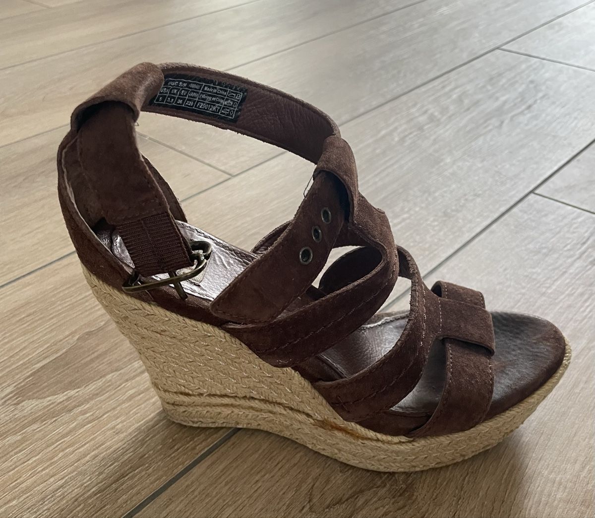 Ugg Chaussures femmes: Keilsandaletten von Ugg – D'occasion à Horw par Spi8992 2