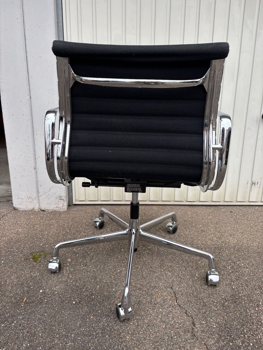 Vitra Poltrone: Vitra EAMES EA117 Aluminium Chair auf Rollen – Usato da Watt venduto da roskinad 1