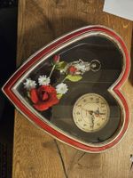 Herzförmige Wanduhr mit Heiligenfigur und Rosen (B)
