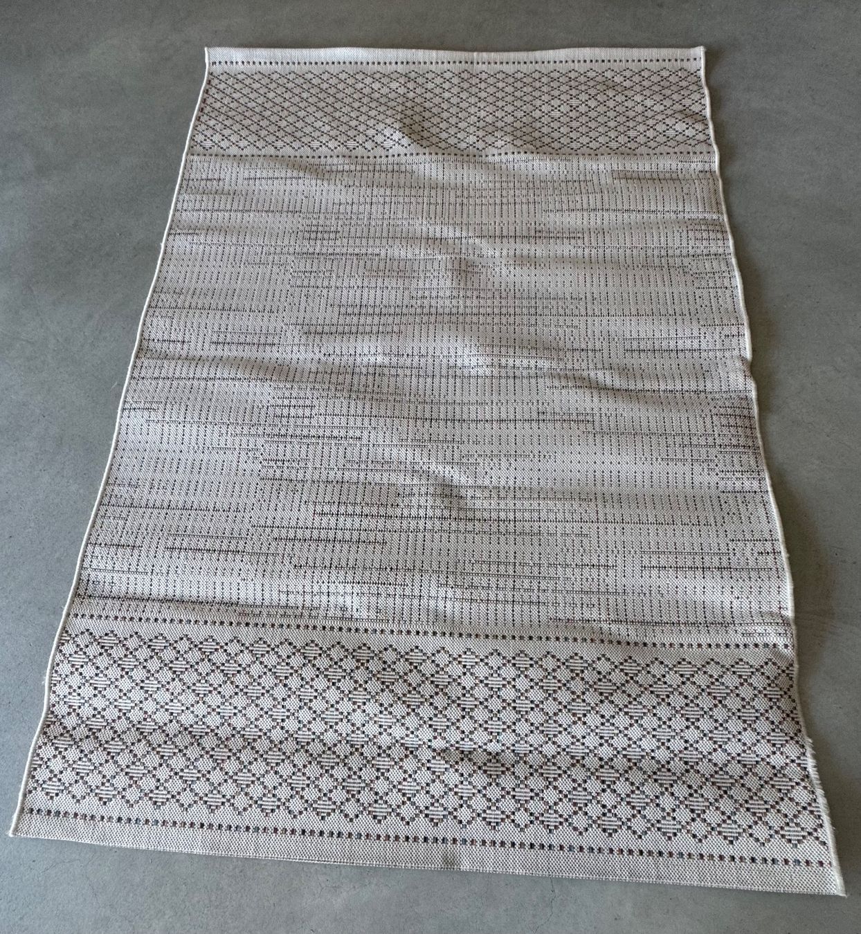 Teppiche: NEUER OUTDOOR Teppich cremefarben mit Muster – Gebraucht aus WettswiL von mpo_hp7y