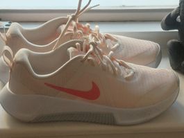 Baskets Nike femme saumon pointure 42 va pour un 41