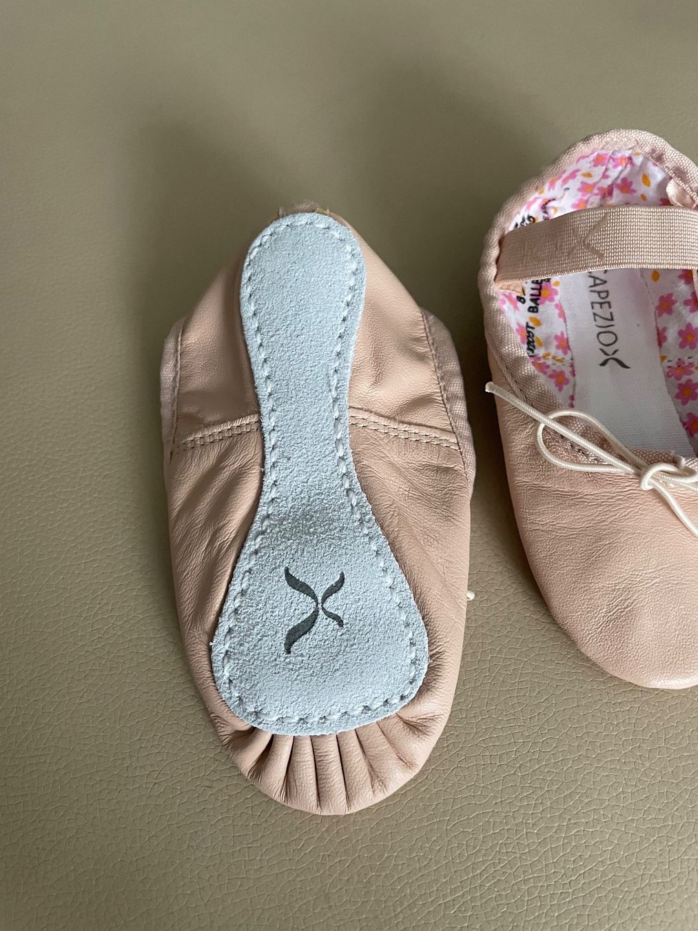 Scarpe per ragazze: NEUE Leder-Ballettschläppli Gr. 27 der Marke Capezio – Nuovo e nell'imballaggio originale da Urdorf venduto da leoale 3
