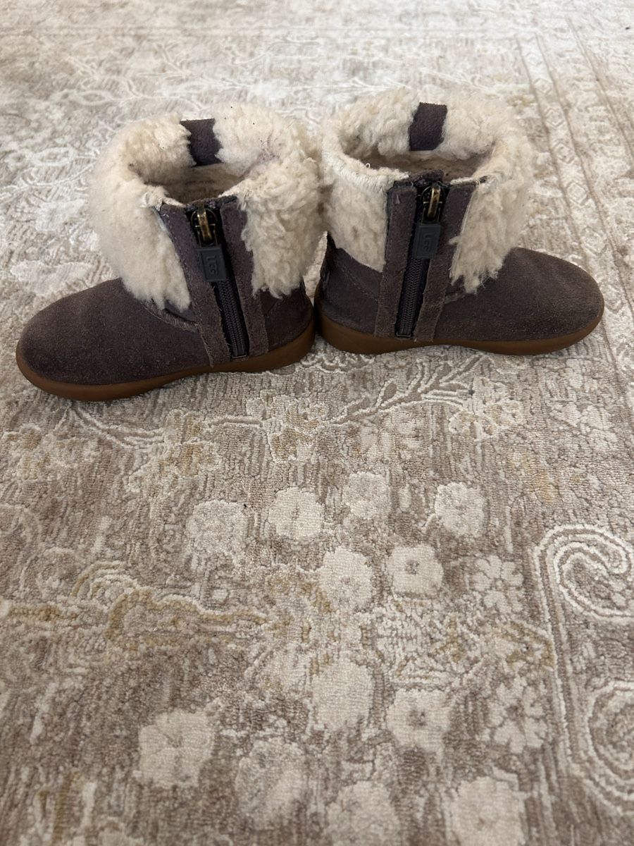 Ugg Scarpe per ragazzi: Bottes hiver bébé taille 22 marque UGG – Usato da Chêne-Bougeries venduto da Kat02 2