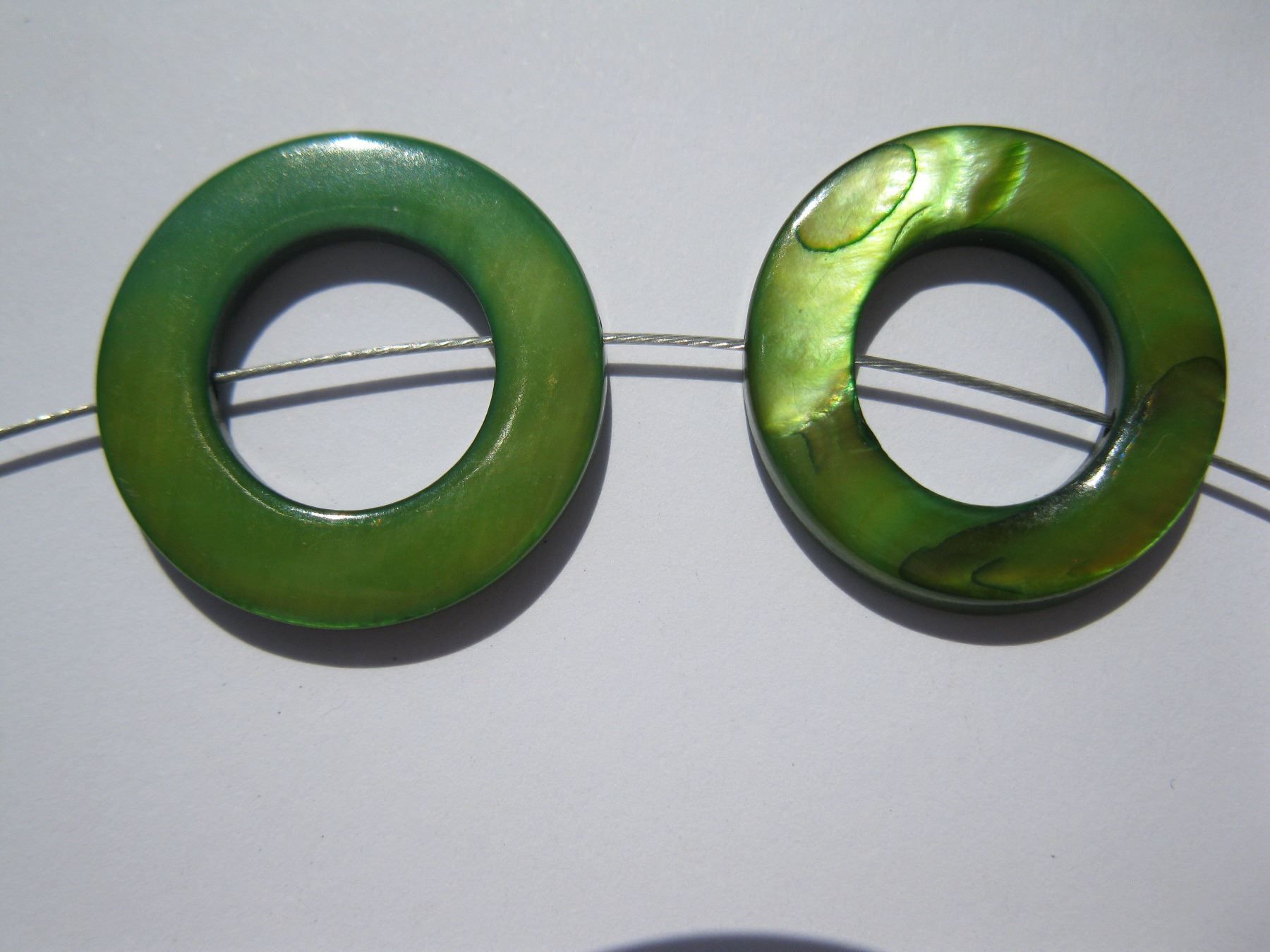 Perle (finte): 4 Muschelkernperlen Ring, grün, 20mm – Nuovo e nell'imballaggio originale da St. Margarethen TG venduto da LuanaKa 2