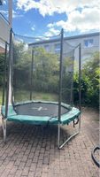 Gebrauchtes Outdoor-Trampolin, 240 cm, mit Sicherheitsnetz.
