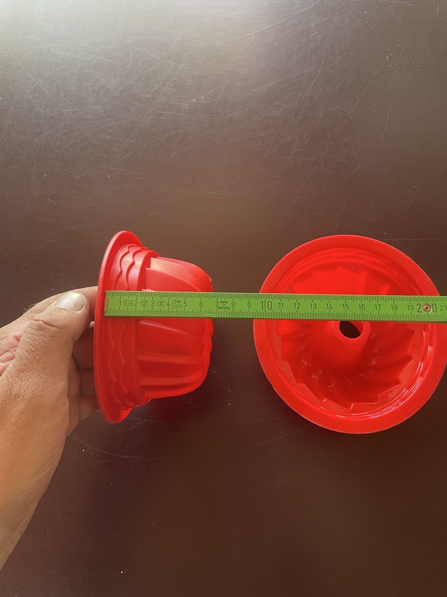 Moules à gâteaux: 2 Silikon Backformen rot – D'occasion à Hindelbank par JohnDeere2020 2