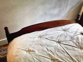 Lit en bois 140x190 avec table de nuit et sommier tapissier