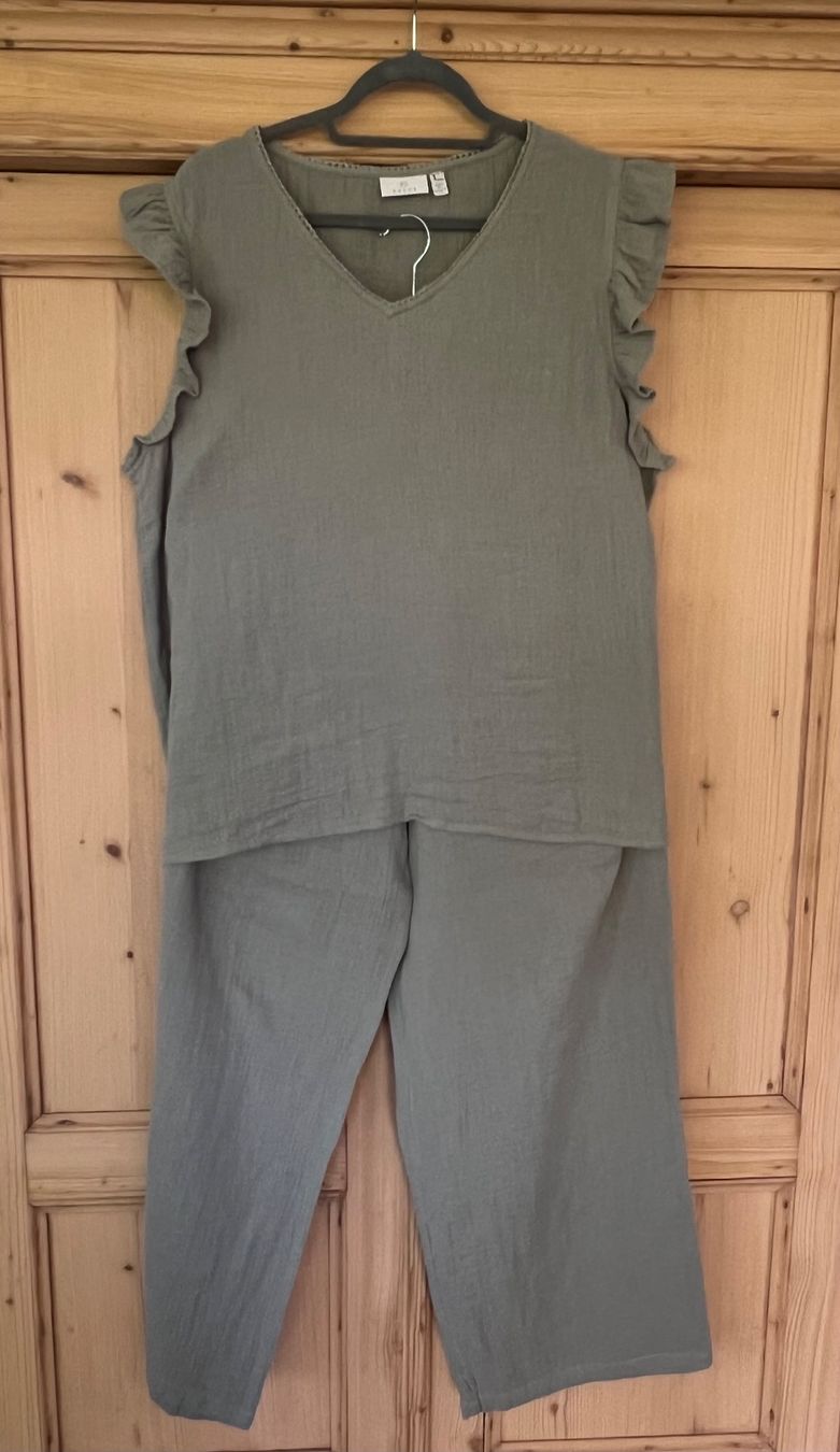 Kleiderpakete: Damen 2-teiler Set / Bluse mit Stoffhose – Gebraucht aus Birmensdorf ZH von Zielasco 3